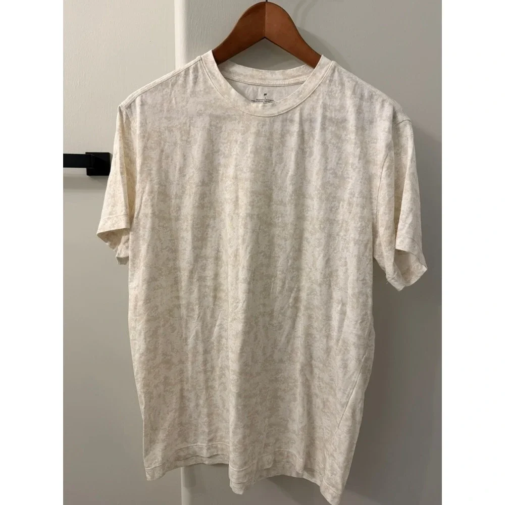 Fabletics Crewneck T-Shirt Mens Small Cream Tan Marble Print Short Sleeve Tee